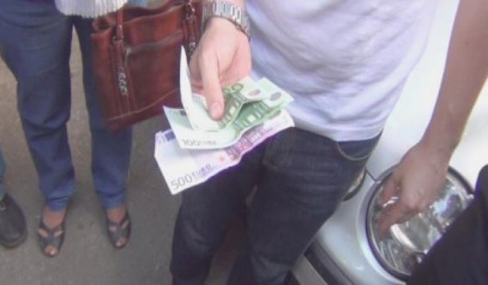 Funcţionarul care cerea şpagă pentru tarabe nu mai lucrează la SPIT